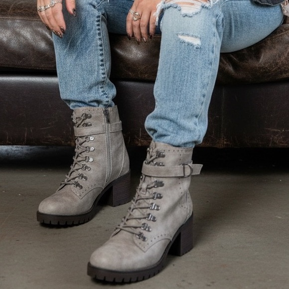 NIB Very G Donatella Vegan Leather Lace Up Moto Boots Booties Cream Grey - Picture 7 of 8